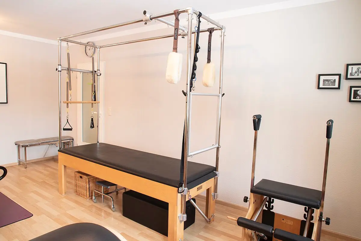 Cadillac im Behandlungsraum für Pilates Cadillac im Behandlungsraum für Pilates
