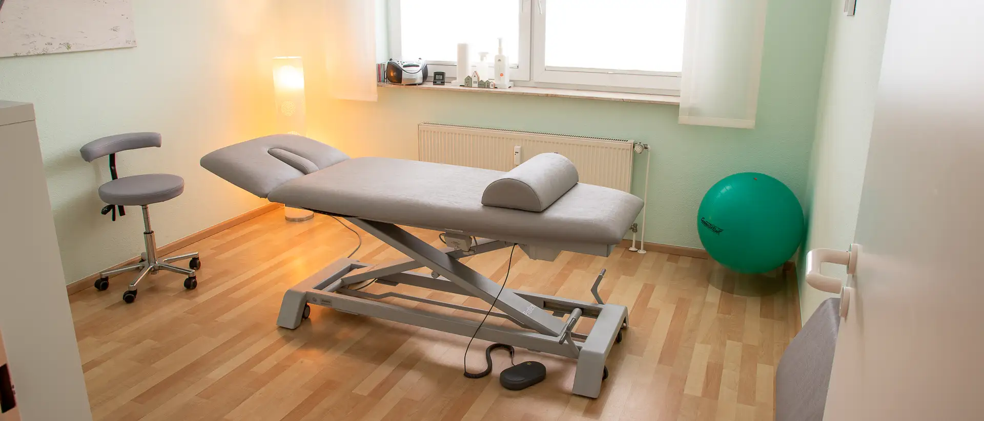 Behandlungsraum mit Therapieliege und Gymnastikball